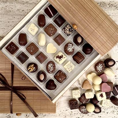 Dansk og Belgisk Luksus Dessertchokolade - 50 stk. i Naturfarvet Bambusæske