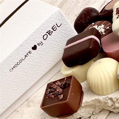 Dansk og belgisk Luksus dessertchokolade - 25 stk. i præget hvid æske