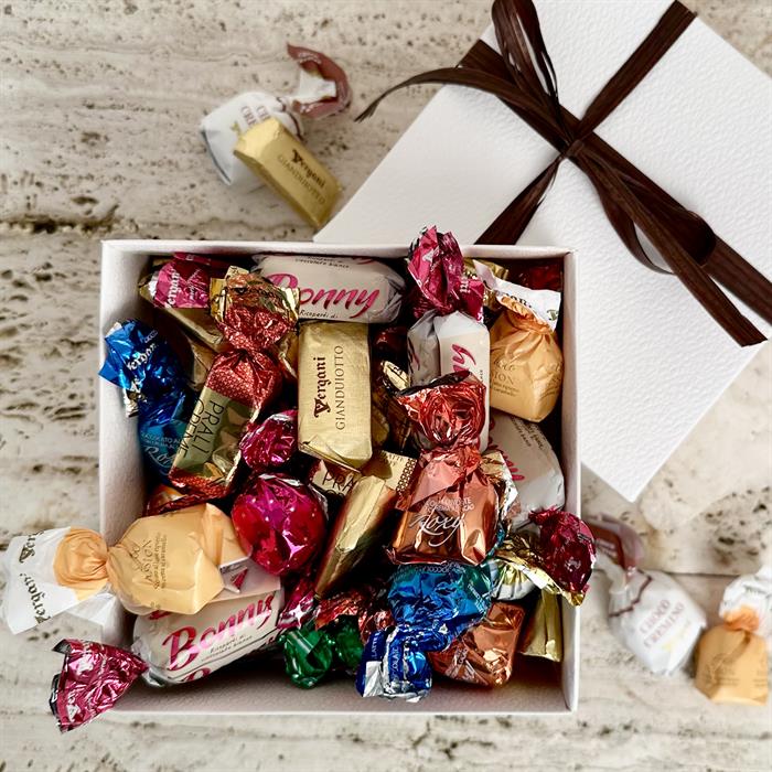 Luksus chokoladeblanding - 400 gram i præget hvid æske