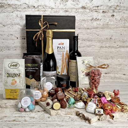 Gavekurv fyldt med vin, spumante, snacks og chokolade