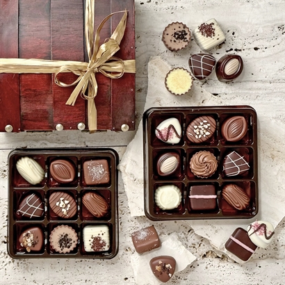 Træskrin med 27 Belgiske Gourmet Dessertchokolader