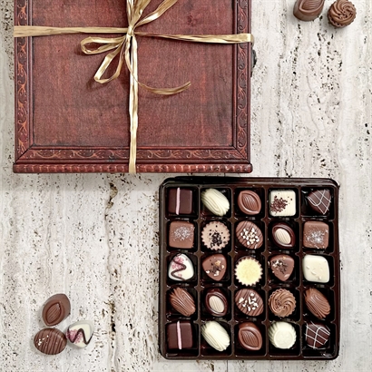 Smukt Træskrin med 25 stykker Belgisk Gourmet Dessertchokolade