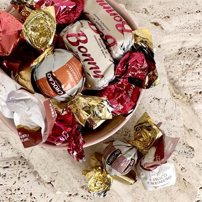 Bloomingville mønstret keramikskål med 200 gram luksus Chokoladeblanding.