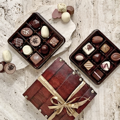 Smukt træskrin med 27 stk. dansk og belgisk Luksus dessertchokolade