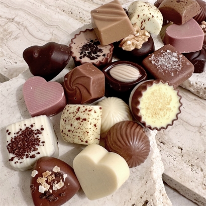 Dansk og Belgisk Luksus Dessertchokolade - 9 stk. i Eventyrligt Træskrin