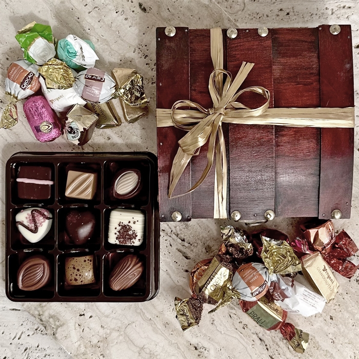 Flot træskrin med 9 stk.  Luksus dessertchokolade og 200 g chokoladeblanding