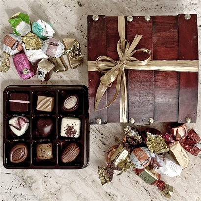Eventyrligt Træskrin med 9 Luksus dessertchokolader og 400 g Chokoladeblanding