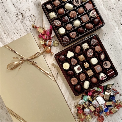 Guldæske med 50 stk. Luksus dessertchokolade og 400 g chokoladeblanding