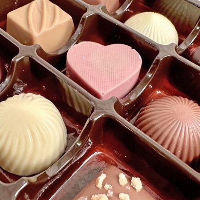 Smukt træskrin med 9 stk. dansk håndlavet dessertchokolade og 200 gram luksus chokoladeblanding