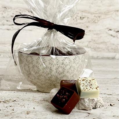 Mönstrad Bloomingville Keramikskål med 15 st. Dansk och Belgisk Lyx Dessertchoklad