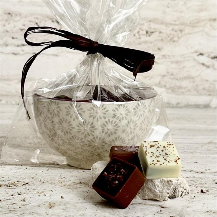 Mönstrad Bloomingville Keramikskål med 15 st. Dansk och Belgisk Lyx Dessertchoklad