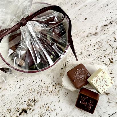 Mönstrad Bloomingville Keramikskål med 15 st. Dansk och Belgisk Lyx Dessertchoklad