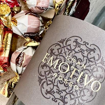 Rustikt træskrin med  med 2 fl. Fyldig Italiensk rødvin og 400 gram luksus chokoladeblanding