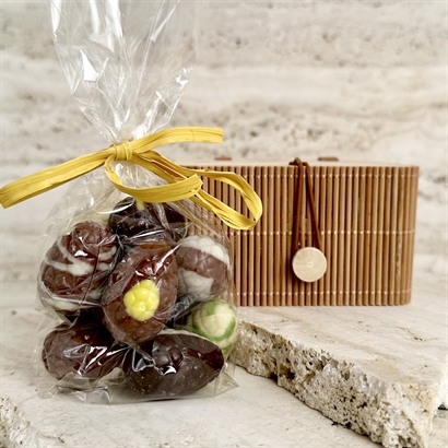 Bambuslåda med trälock och 12 Belgiska Gourmet Påskägg 150 gram