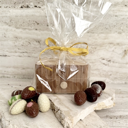 Bambuslåda med trälock och 12 Belgiska Gourmet Påskägg 150 gram