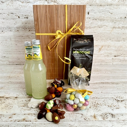Bambulåda med lyxchokladpåskägg, lemonad och snacks