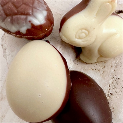 Lyx Vin och Choklad påskgåva med 2 fl. 2017 Barolo, Påskägg och Snacks