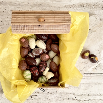 Bambulåda med 36 Belgiska Gourmet Påskägg 460 gram