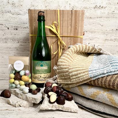 Bambuslåda med Bloomingville Plaid, alkoholfri Cider och Lyx Choklad Påskägg