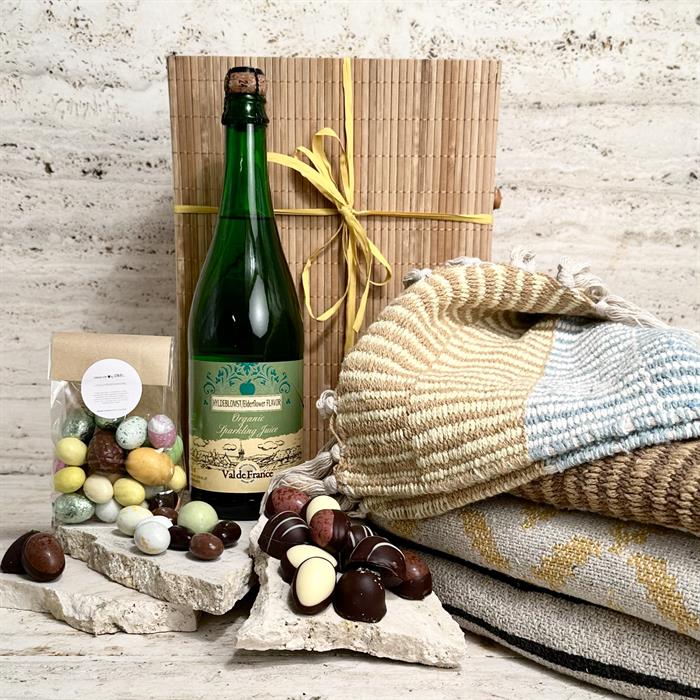 Bambuslåda med Bloomingville Plaid, alkoholfri Cider och Lyx Choklad Påskägg