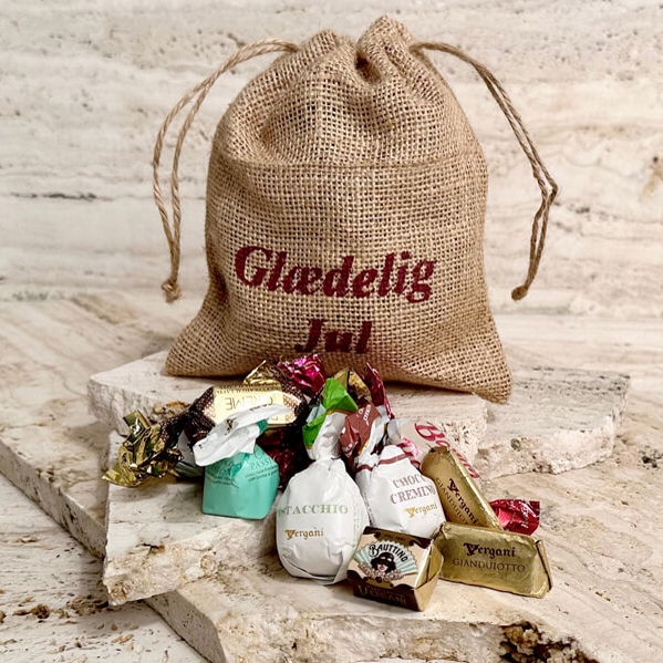 Julesæk med "Glædelig Jul" tekst og 130 gram luksus chokoladeblanding